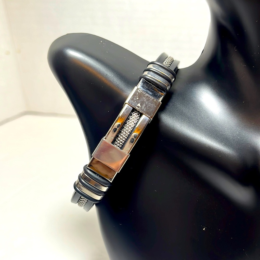 Men’s Silver plated Stainless Steel/Black Rubber Bracelet.